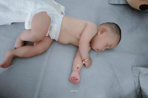 北京代生子机构包男孩三个月宝宝抬头不稳 北京代生子机构包男孩三个月宝宝抬头不稳